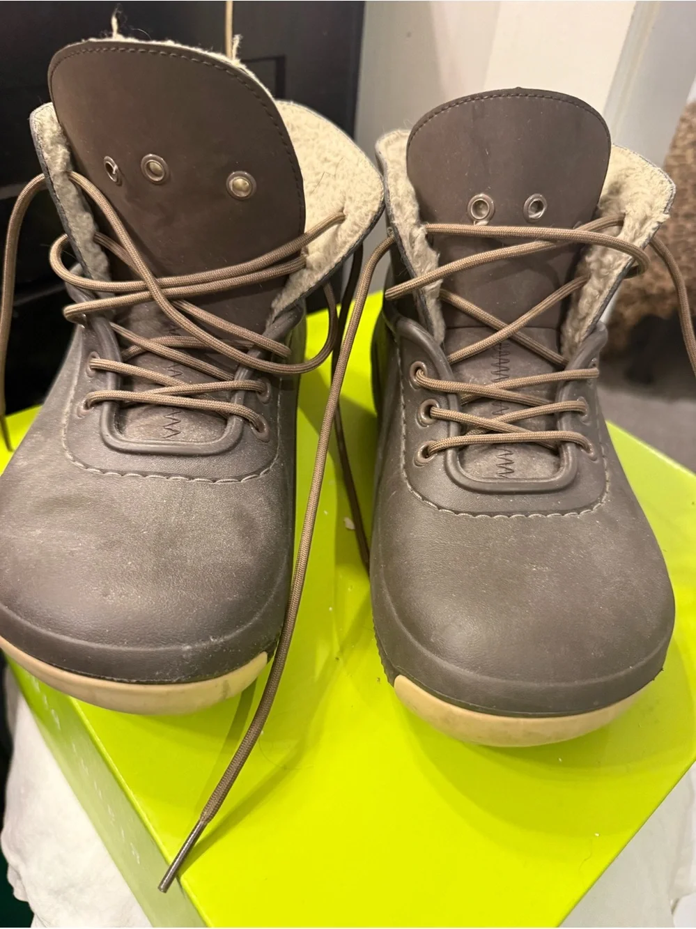 Crocs Women’s 8 Brown Fleece Lined Lace Up Winter Ankle Boots